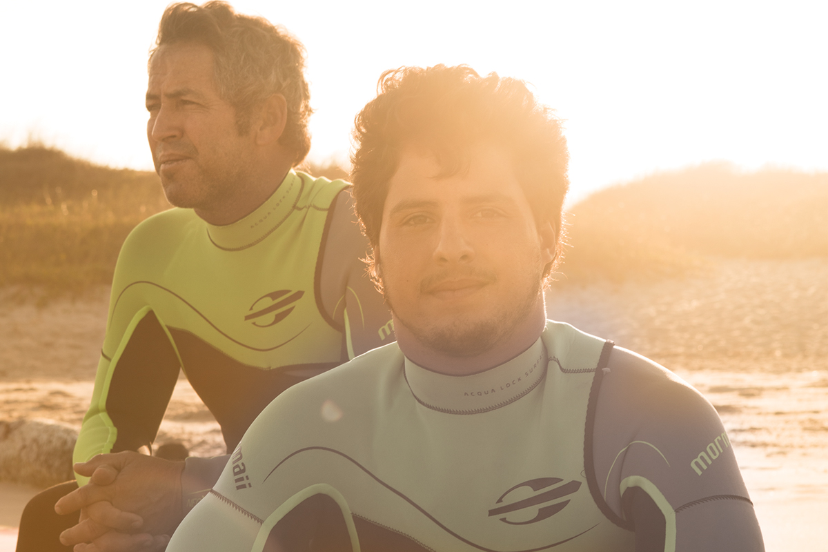 Fabio Gouveia, 47, um dos maiores ícones do surf brasileiro, com o seu filho Ian Gouveia, 24, num dia em família, em Florianópolis.