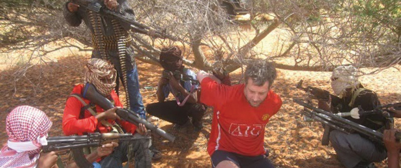 Michael cercado pelos piratas, em setembro de 2013. Divulgar fotos era uma forma de os somalis comprovarem que o refém ainda estava vivo e, com isso, exigir o valor do resgate.