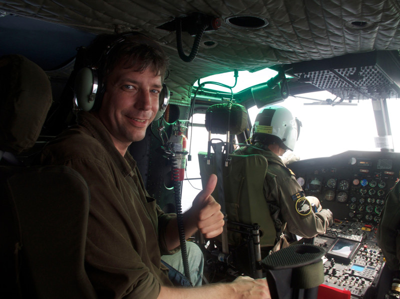 O jornalista em ação em setembro de 2009, a bordo de um helicóptero antipirataria da OTAN, prestes a sobrevoar o Golfo do Áden, na região do Chifre da África.