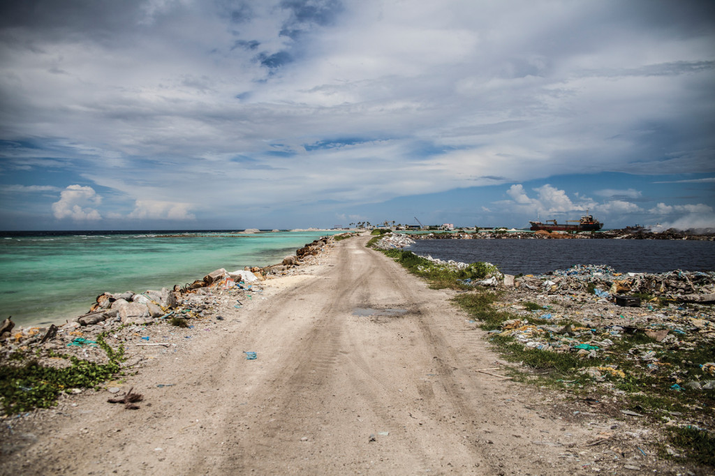 Estrada que chega na principal área do lixão em Thilafushi.