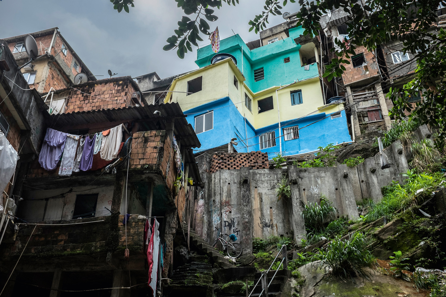 Vista do Lajão, uma região aberta no meio da Rocinha envolvida por paredões e casas, algumas perigosamente construídas.
