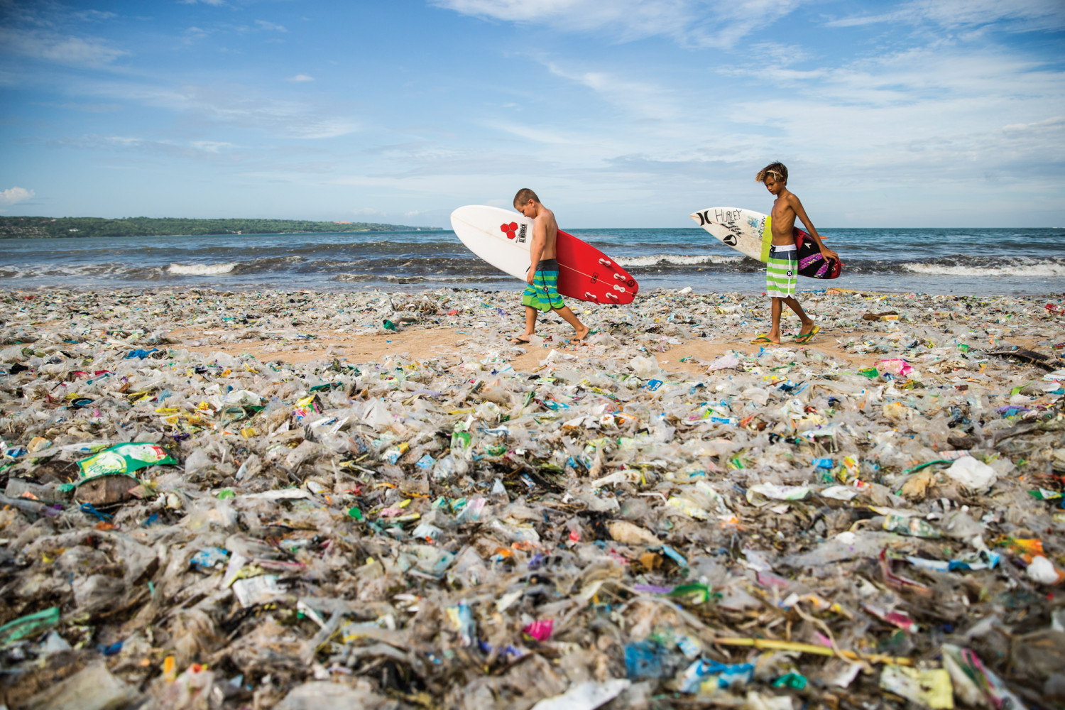 A praia de Jimbaran, em Bali, durante a temporada de chuvas do ano passado — o plástico jogado no chão, rios e mar acabam invariavelmente na linha da maré. 