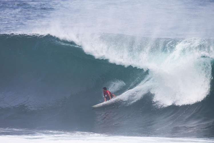 Ítalo Ferreira, nosso rookie do ano, foi o primeiro brasileiro a cair n'água - e estreou com vitória, seguindo direto para o R3 | Crédito: WSL / Laurent Masurel