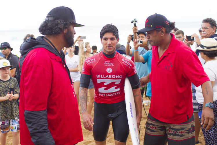 "Estava muito difícil encontrar as ondas boas. O vento estava ruim - entrou um maral estranho. Consegui achar aquele 7,33, foi bom", disse Gabriel Medina logo após o término da bateria | Crédito: WSL / Kirstin Scholtz