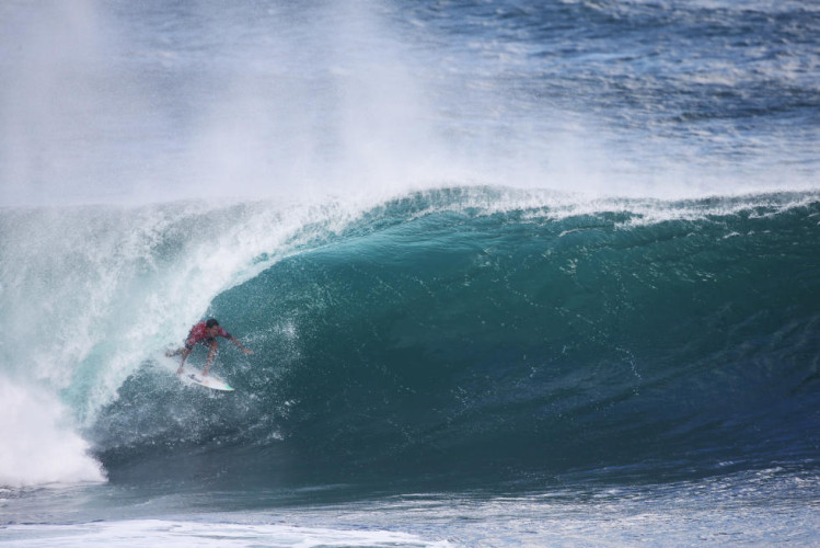 Adriano de Souza durante o R1 do Pipe Masters. Mineiro acabou em segundo, com Michel Bourez em primeiro | Crédito: WSL / Laurent Masurel