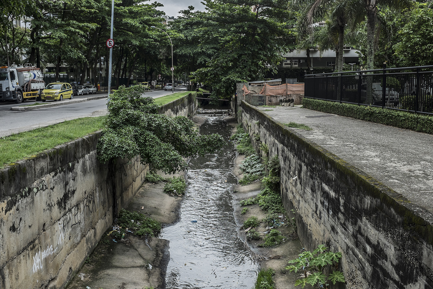 Em tese, um rio pluvial, mas na verdade um esgoto a céu aberto que corta a Rocinha e São Conrado e é despejado no mar de São Conrado.