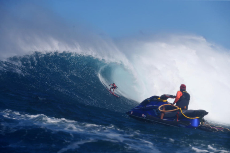O californiano Greg Long botou um show à parte ao botar pra dentro de uma caverna sem saída em Jaws| Crédito: WSL / Cestari