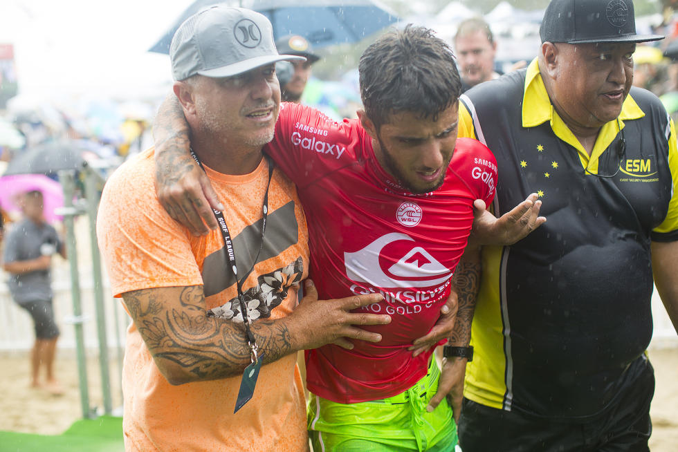 Filipinho carregado por pai e segurança após semi com Wilko