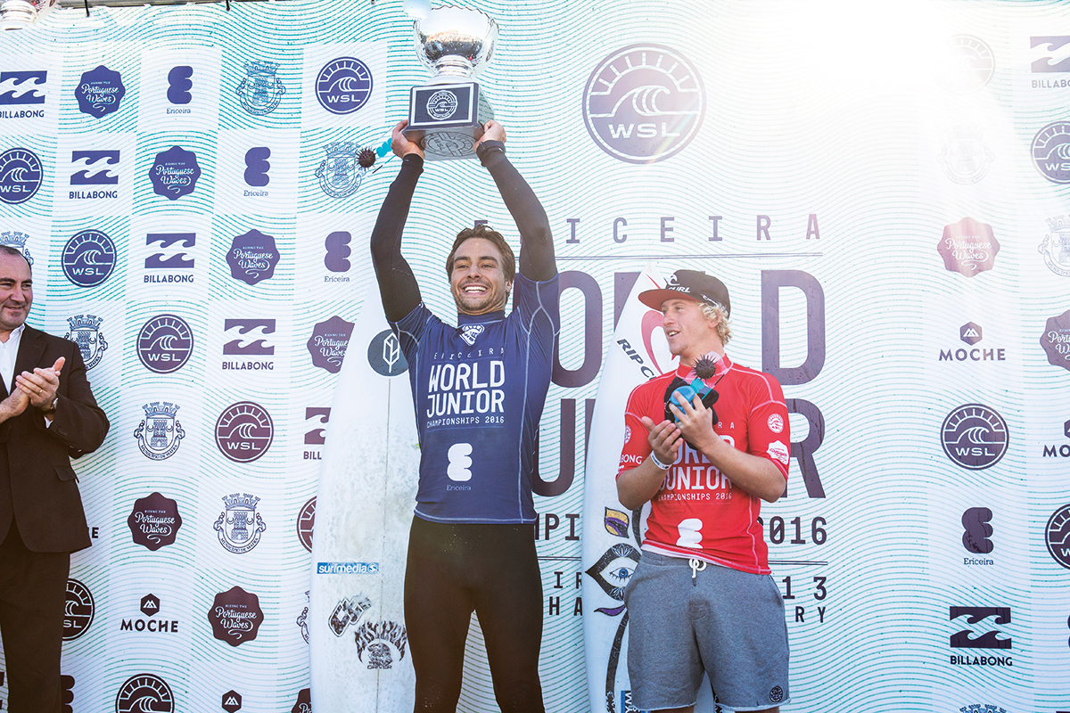 Em Ericeira, Lucas Silveira ergue a taça do Mundial Pro Júnior, ao lado do vice Tim Bisso. Foto: Poullenot