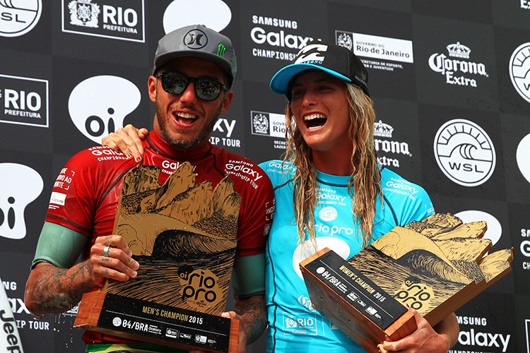 Filipe Toledo e Courtney Conlogue, os campeões de 2015 do Oi Rio Pro. Foto: Daniel Smorigo / WSL