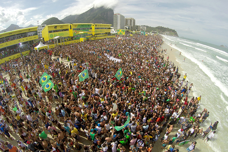 Multidão lota a praia da Barra da Tijuca em 2015, durante vitória de Filipe Toledo. Foto: WSL