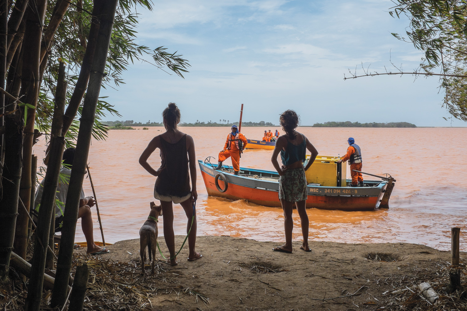 Pescadores contratados pela Samarco monitoram as margens do Rio Doce.