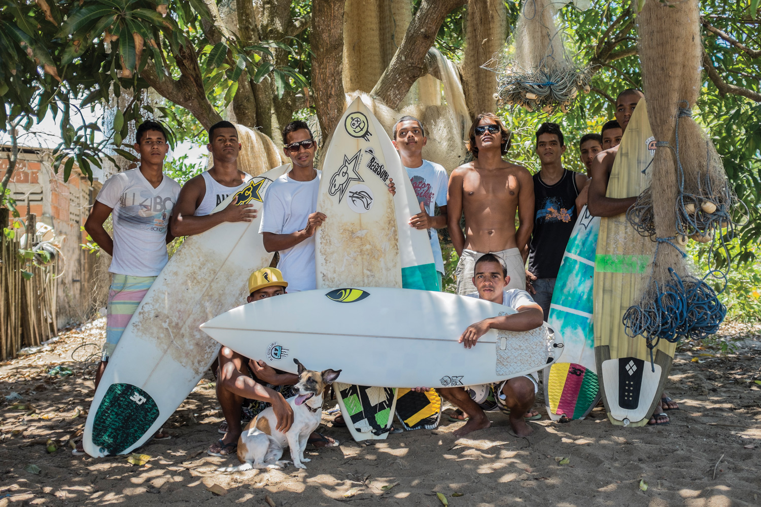 Sem registro de pescador, os marisqueiros surfistas contam com o apoio da associação de surf local, para garantir que recebam indenização da Samarco. 
