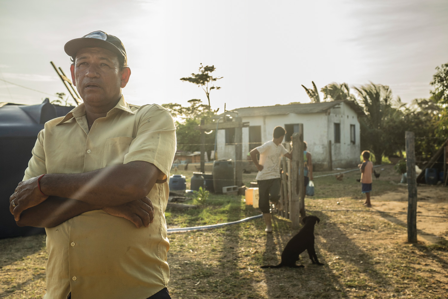 Seu Nilton mora com a família em Entre Rios, comunidade ribeirinha de Regência. Sem poder irrigar a plantação, ele calcula que perdeu metade da produção.