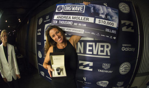 Andrea Moller comemora vitória pela Melhor Performance Feminina, a sua primeira no WSL Big Wave Awards. Foto: WSL