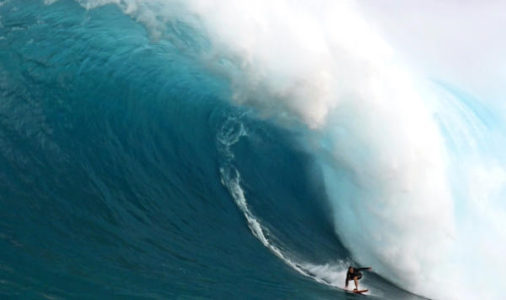 Andrea Moller em uma bomba em Jaws, por Bruno Lemos. Ano a ano, a brasileira eleva o nível do big surf entre as mulheres