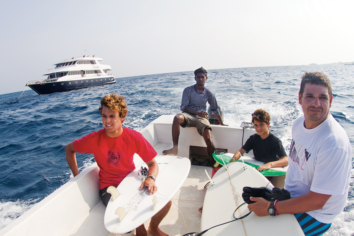 Pinga encaminhou muitos surfistas à vida profissional, como Caio Ibelli e Gustavo Ramos - na foto acima, em boat trip paras as Maldivas. Foto: Fred Pompermayer