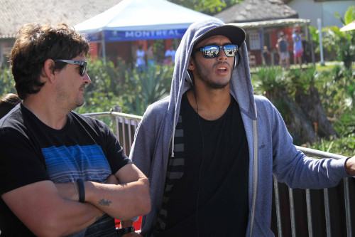 Pinga passa instruções para Jadson André, que há seis anos permanece entre os melhores do surf mundial. Foto: Basilio Ruy