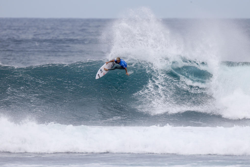 Sebastian Zietz cravou 9.10 e 8.30 contra 8 e 8.67 de Julian WIlson. Foto: WSL