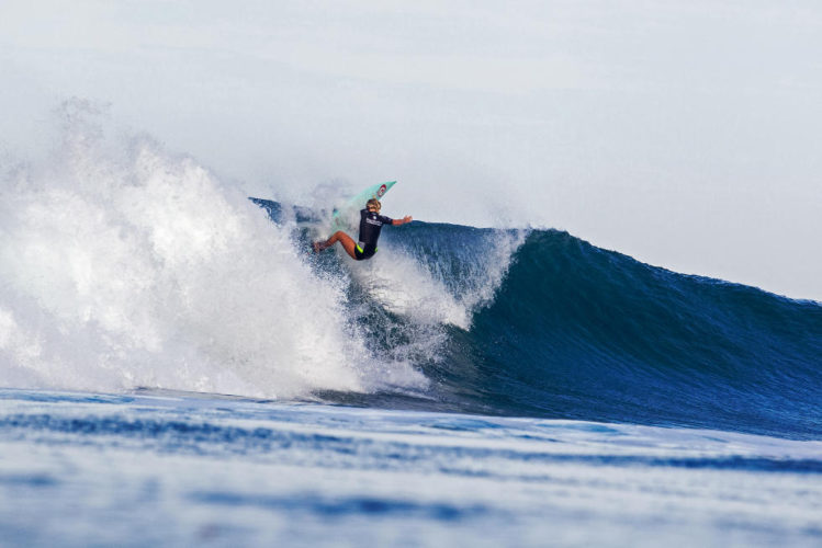 Bethany vai para a esquerda em Trestles, durante o Round do do Swatch Pro 2015. Foto: WSL