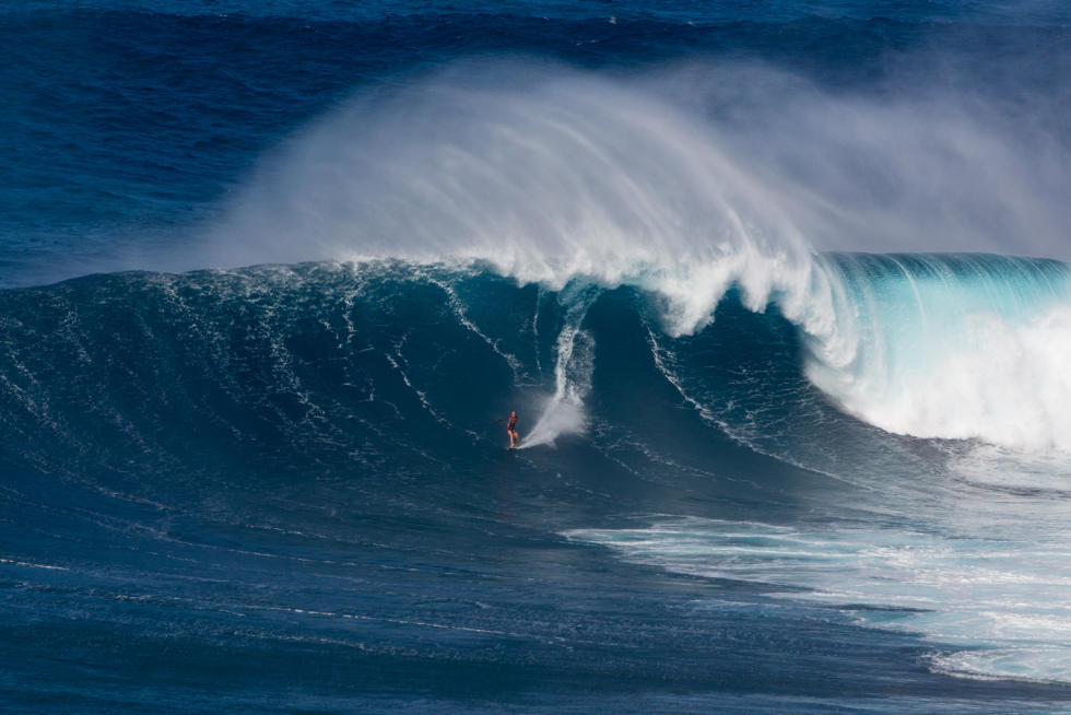 Bethany Hamilton, sempre superando limites: tow-in em Jaws. Foto: WSL
