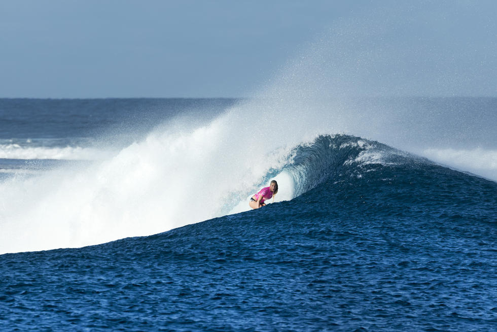 Bethany Hamilton, fazendo cair nossos queixos, no R1 em Fiji. Foto: WSL