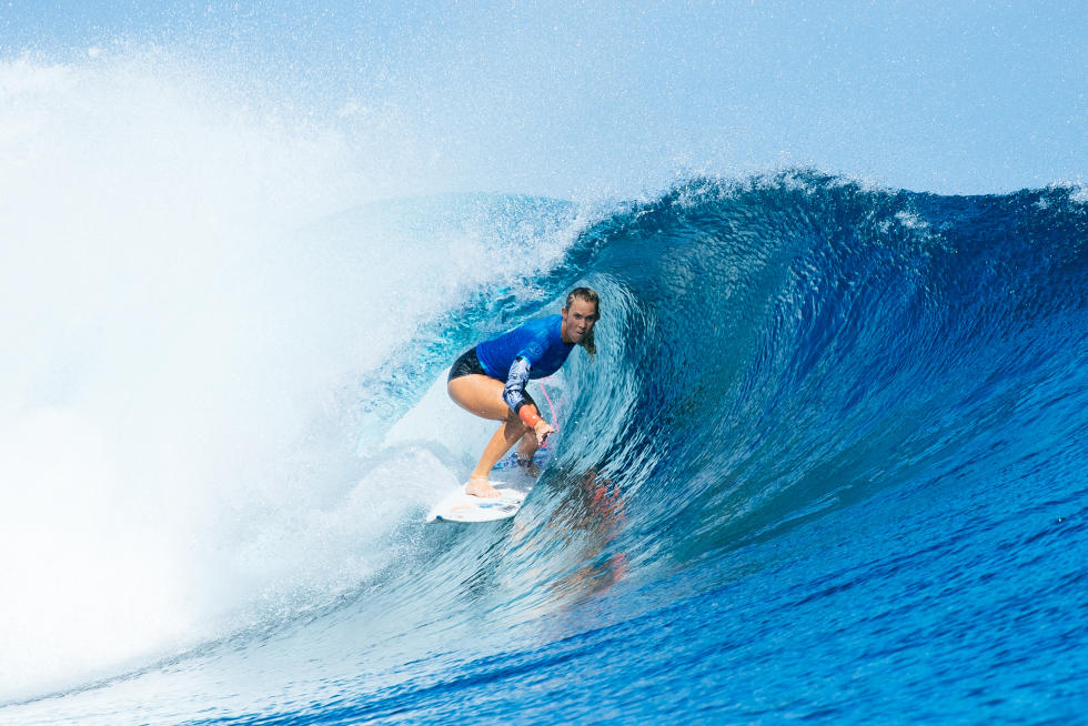 Bethany encontra um tubo (foram dois, na verdade), para tirar 9 pontos e eliminar Tyler Wright no R2 do evento. Foto: WSL