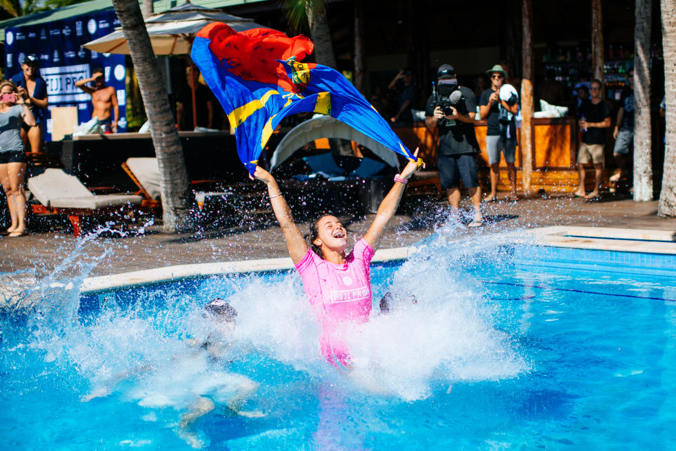 Johanne, feliz da vida, após segunda vitória no circuito mundial. Foto: WSL