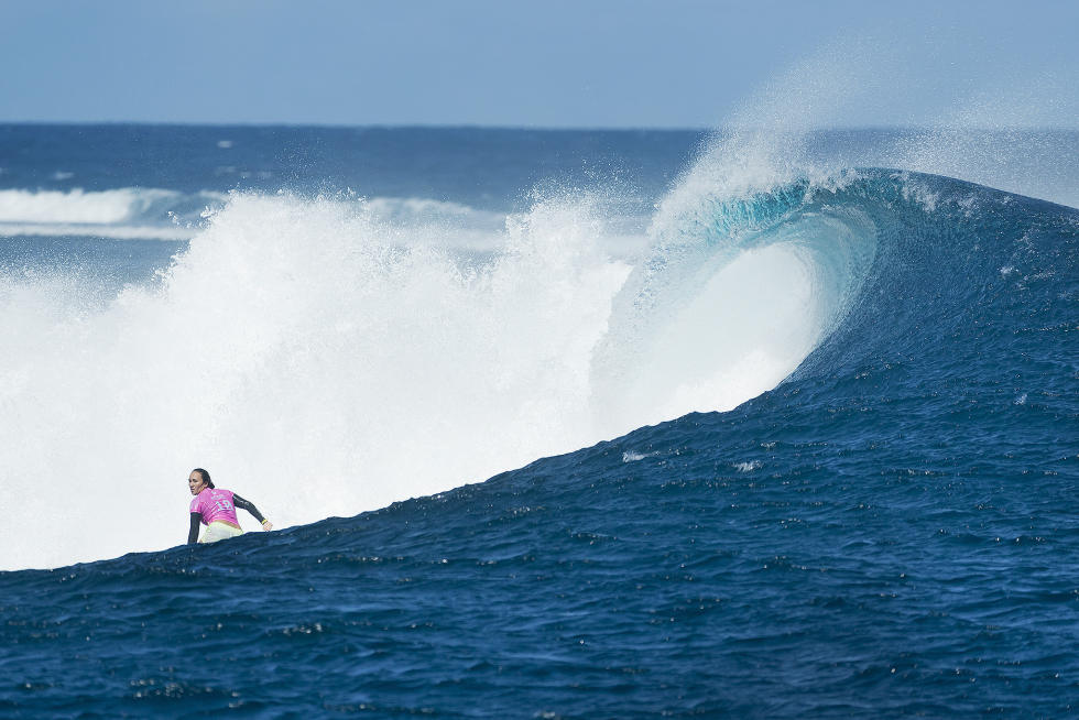Carissa Moore durante as quartas de final do evento, em que superou Laura Enever. Foto: WSL