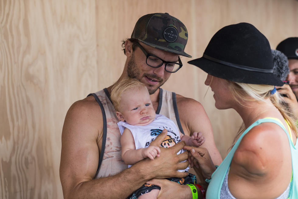 Bethany com Tobias, seu filho que nasceu no ano passado, e o marido Adam Dirks. Foto: Divulgação