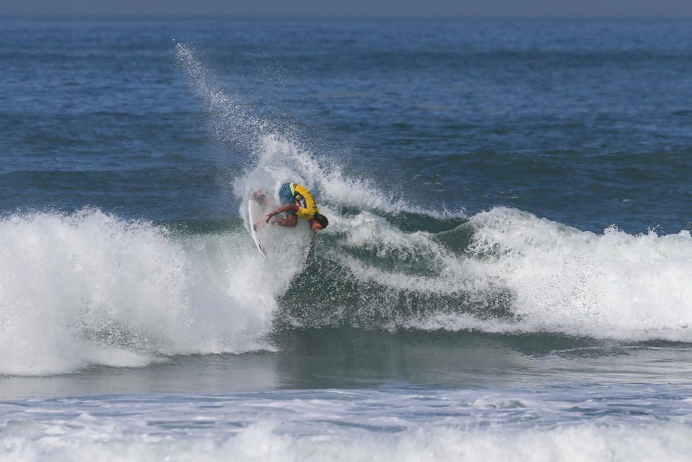 Matt Wilkinson durante o R1 do evento. Foto: WSL