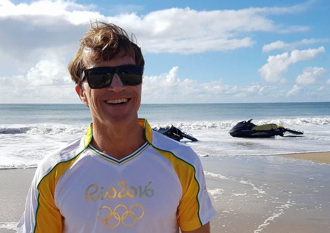 Surfista pernambucano conduziu a Tocha Olímpica nesta quarta (1). Surfe é um dos esportes cotados para Jogos de 2020. Foto: Rio 2016