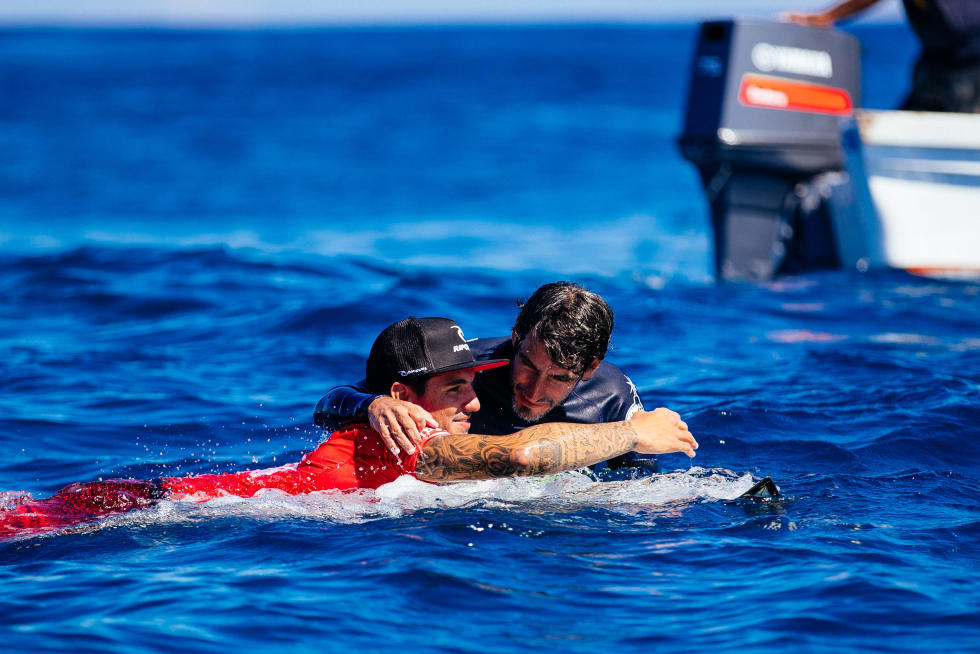 Gabriel e Charles celebram o bicampeonato do campeão mundial de 2014 no Fiji Pro, quinta etapa do Circuito Mundial. Foto: WSL