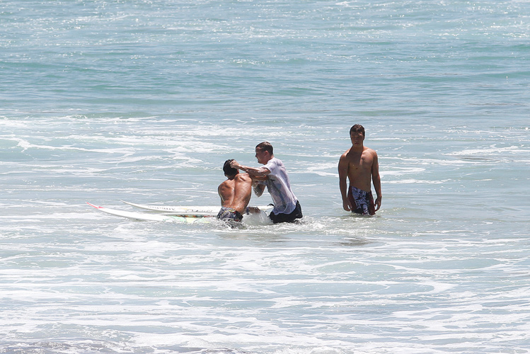 Cenas de "MMA", de 2011, com o surfista francês Jeremy Flores e o havaiano Sunny Garcia, em uma briga com um surfista local da Gold Coast australiana, em Burleigh Heads. Foto: Divulgação