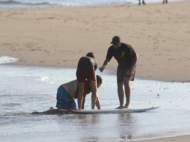 O surfista saiu da água por conta própria, depois de ele e o amigo lutarem contra o animal. Foto: Leo Pinero / Reprodução