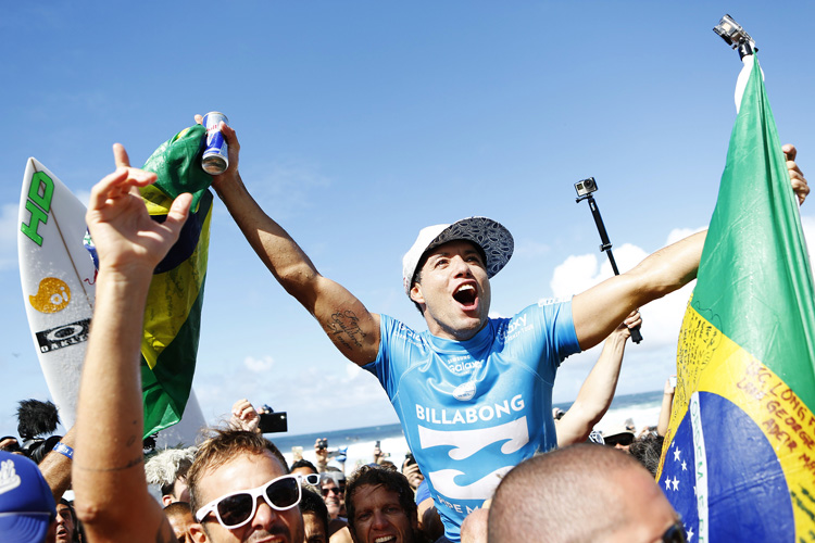 Adriano de Souza no momento histórico de sua carreira: o título de Pipe Master e o de campeão mundial. Foto: WSL