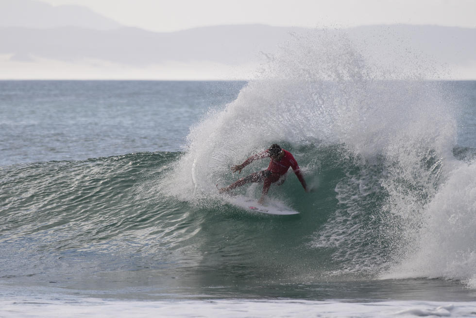 Filipe Toledo, J-Bay, 2015. O brasileiro ainda busca seu título mundial e, agora, poderá buscar também a medalha Olímpica. Foto: WSL