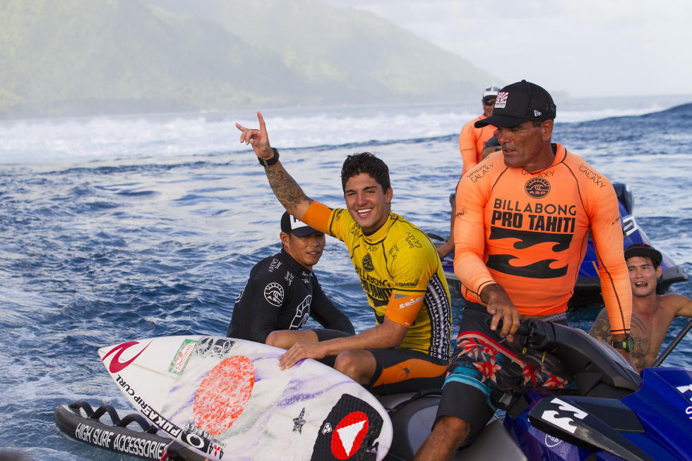 Gabriel Medina celebra o primeiro lugar no Billabong Pro Teahupoo em 2014. Foto: WSL