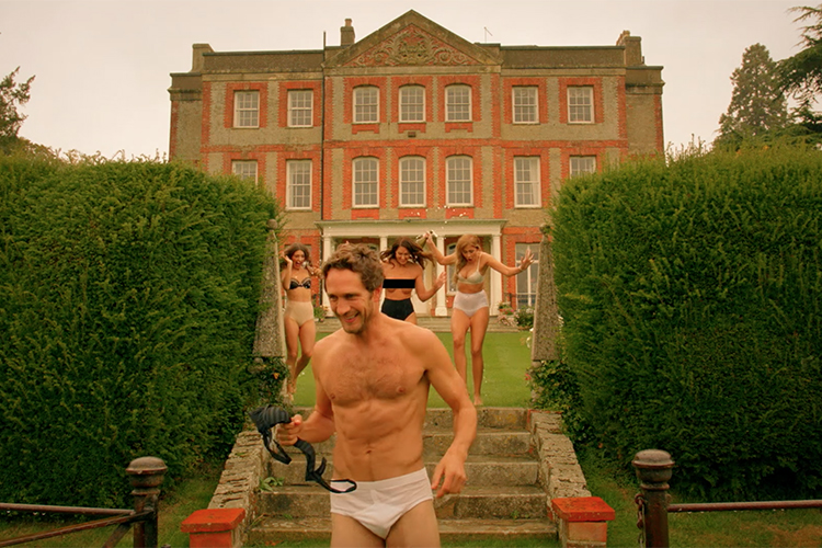 Frank imerso em um cenário a la Wes Anderson. Foto: Reprodução