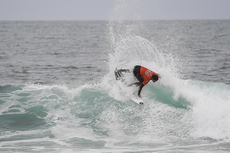 Alex Ribeiro seguiu até as quartas de final; obteve três vitórias consecutivas e imprimiu em Trestles sua melhor performance do ano. Foto: Kirstin / WSL