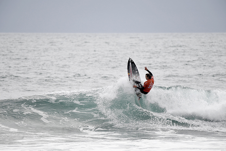 Jordy Smith (foto), assim como Filipinho, está invicto no evento e ambos se enfrentam na semifinal. Foto: Kirstin / WSL