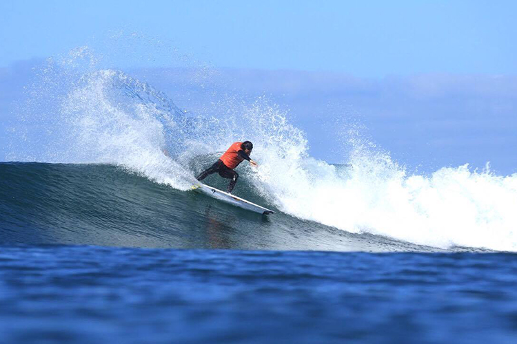 Jordy Smith crava borda na água com maestria, como fez durante todo evento, para garfar primeira vitória do ano. Foto: Marcio Canavarro