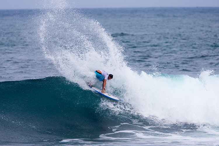 Robson Santos advances through heat 6 round three of the Hawaiian Pro