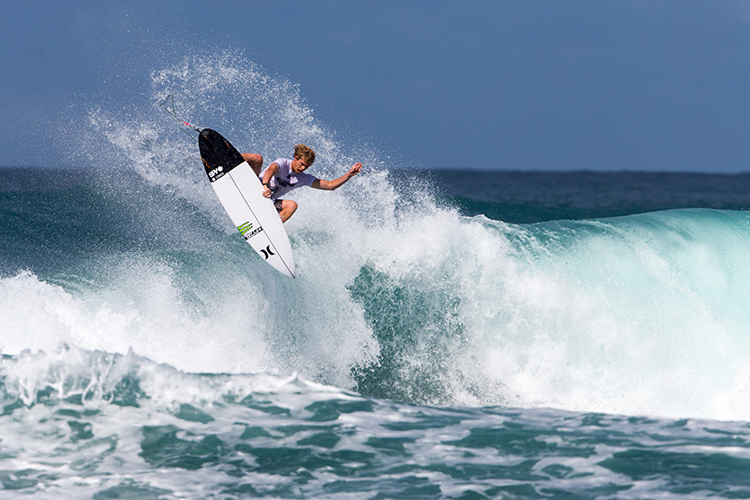John John Florence, com aéreo para avanças nas quartas de final do evento. Foto: WSL