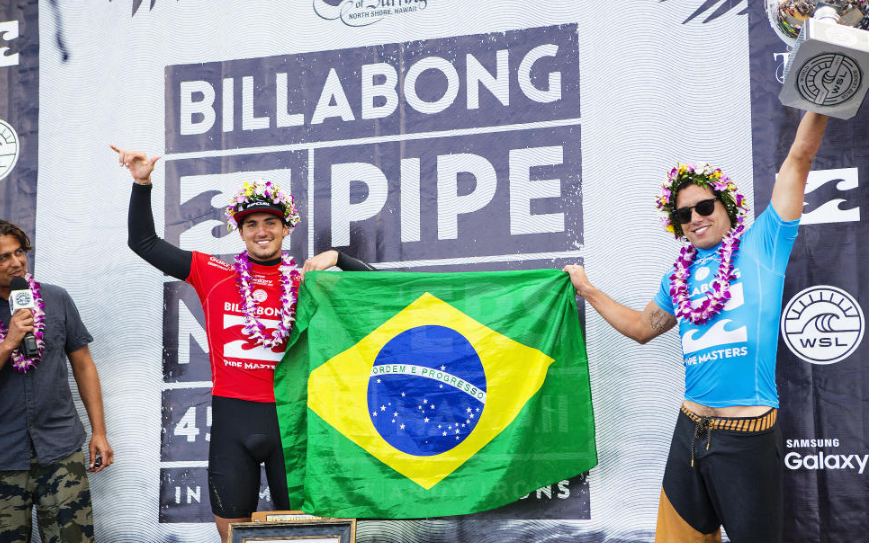 Gabriel Medina e Adriano de Souza dividem o pódio do Pipe Masters 2015. Mineiro faturou o título mundial antes do término da etapa - e venceu também a final contra Medina. Foto: WSL