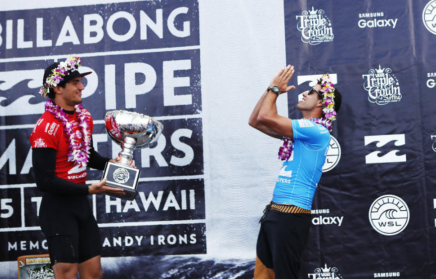 Gabriel Medina e Adriano de Souza dividem pódio em no Pipe Masters 2015. Foto: WSL