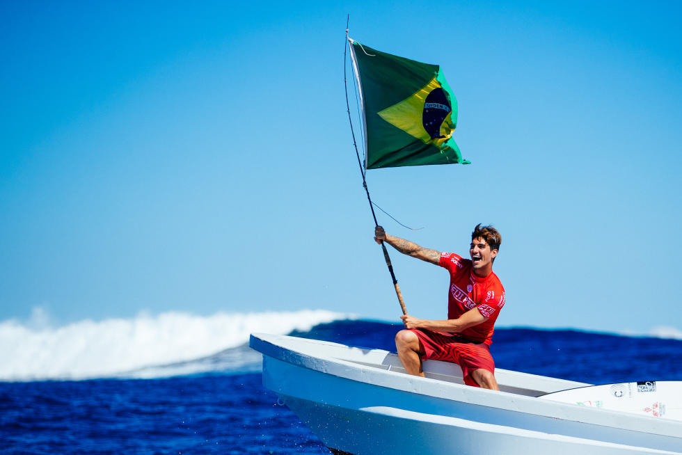 Gabriel Medina segura a bandeira do Brasil 