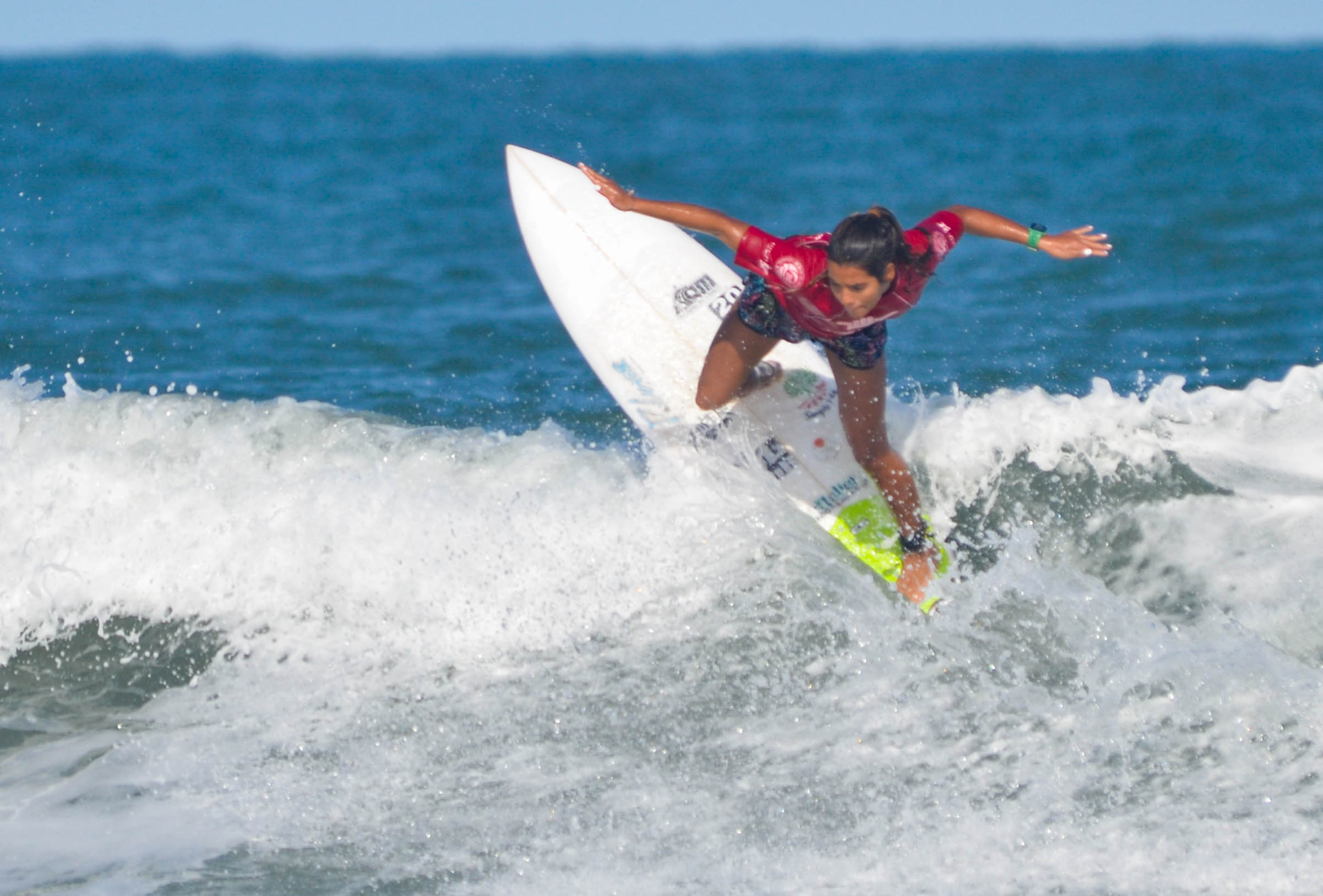 Campeão de surfe australiano é internado em Bali e pede doação de sangue, surfe