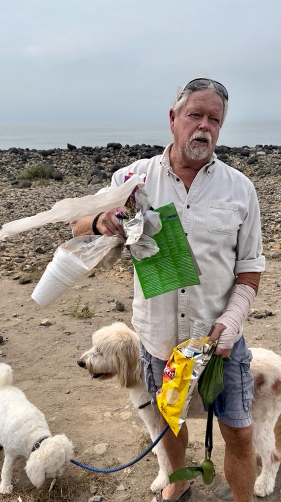 Jamie limpa a praia de San Miguel, em Ensenada, Baja California, todos os dias.