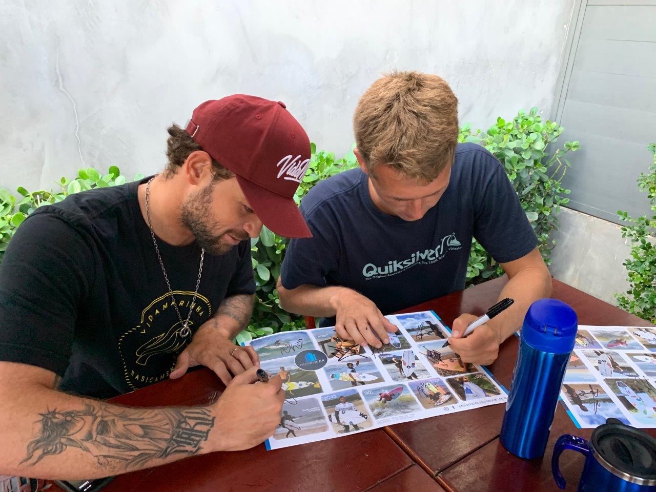 Alejo Muniz e Jessé Mendes assinam pôster no evento Nossolar